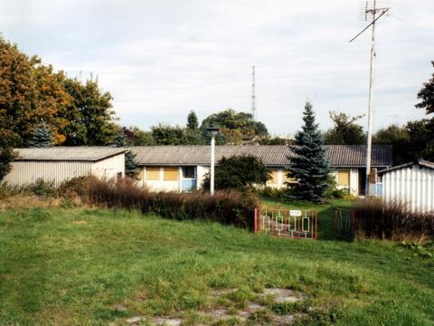 Im Oktober 1995 fotografierte Sven Hoyer diese Ansicht vom Lager. Hinter dem Fotografen erstrecken sich die Gleisanlagen des Bahnhofes Putbus.