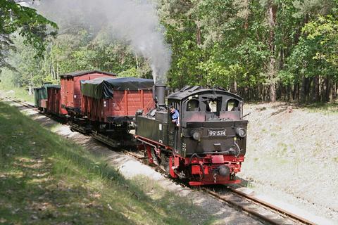 Natürlich werden an den Dampffahrtagen beim Pollo auch Güterwagen bewegt. Für die Fotografen gab es mehrere Gelegenheiten, Thomas Gödecke erwischte am 19. Mai einen Güterzug mit IV K 99 574 der Döllnitzbahn bei Kilometer 6.4.