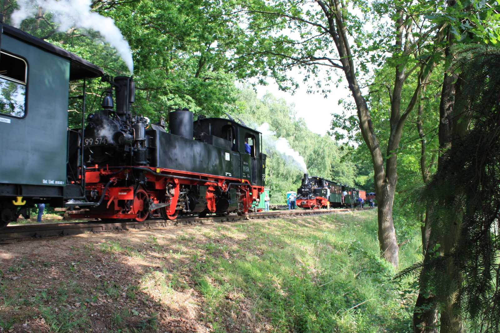 Erstmals zwei Dampfloks im Zugbetrieb beim Pollo, das bedeutete Kreuzung der Züge im Bahnhof Brünkendorf. Am 21. Mai kreuzen hier gerade der nach Mesendorf fahrende Zug mit 99 4511 und der nach Lindenberg fahrende Zug mit IV K 99 574.