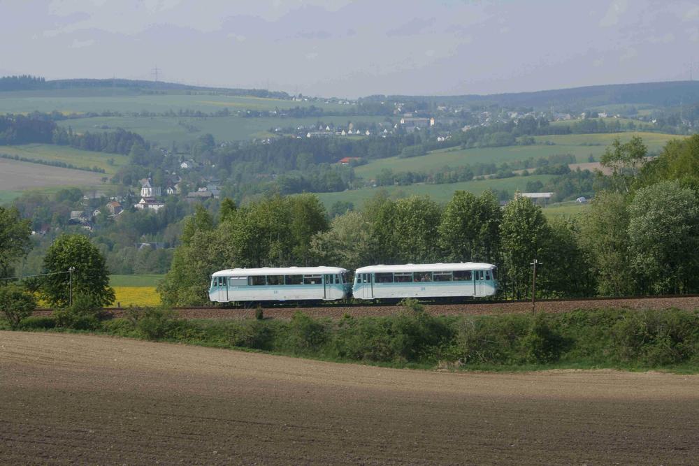 Die Aussichtsbahn macht ihrem Namen alle Ehre – hier auf Bergfahrt hinterm Markersbacher Viadukt gen Scheibenberg. Über 700 Fahrgäste nutzten bereits am ersten Betriebswochenende die Chance auf einen Ausflug entlang der historischen Bahnstrecke, die 2009 zugleich ihr 120. Eröffnungsjubiläum begeht.