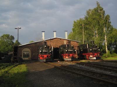 Am Abend des 12. Juni fanden sich alle drei in Mügeln anwesenden IV K, die beiden betriebsfähigen Loks 99 1542-2 der Preßnitztalbahn und 99 1574-5 sowie die nicht betriebsfähige 99 1561-2 zum Fotoschooting vor dem großen Lokschuppen ein.