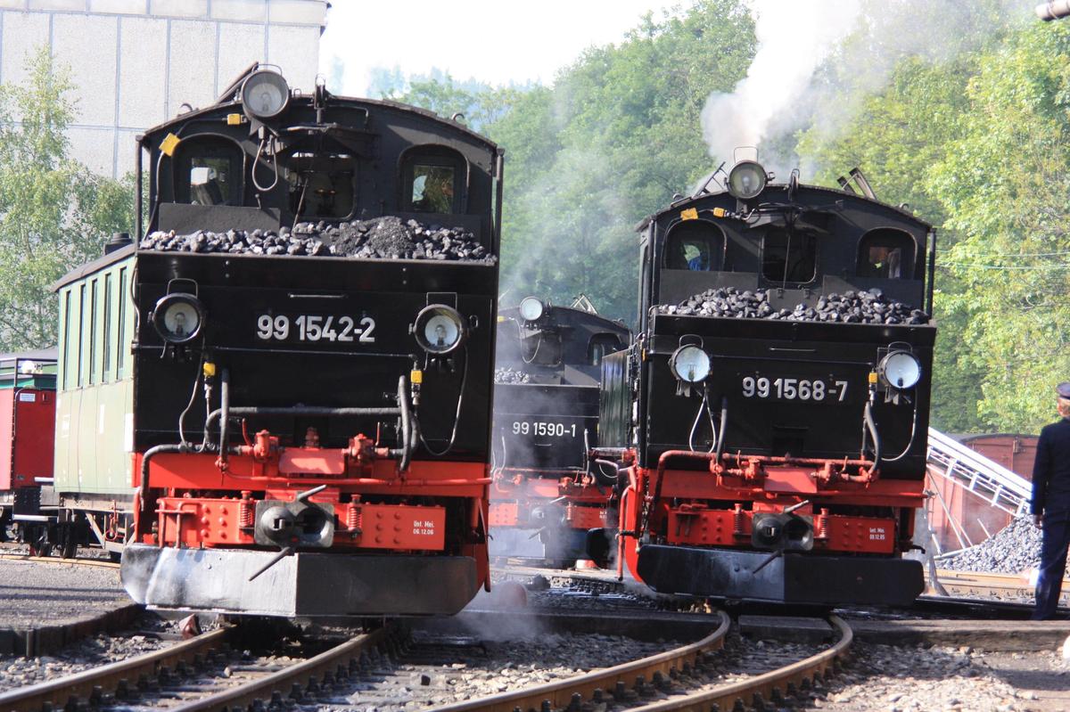 Die drei Jöhstädter IV K-Lokomotiven bereiten sich auf das Ausrücken vor.