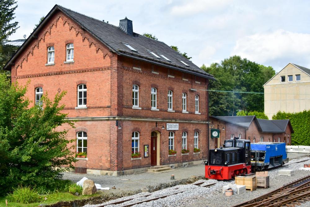 Der erste Zug vor dem Jöhstädter EG seit 1984 war natürlich ein Schotterzug, dieser fuhr am Vormittag des 13. September 2021 und bestand aus 199 009-2 und dem Wagen 97-24-06 II.