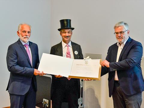Helge Scholz (links) und Dr. Andreas Winkler flankierten am 27. August 2021 mit Dr. Steffen Henkel den Empfänger des Claus-Köpcke-Preises 2019/20.