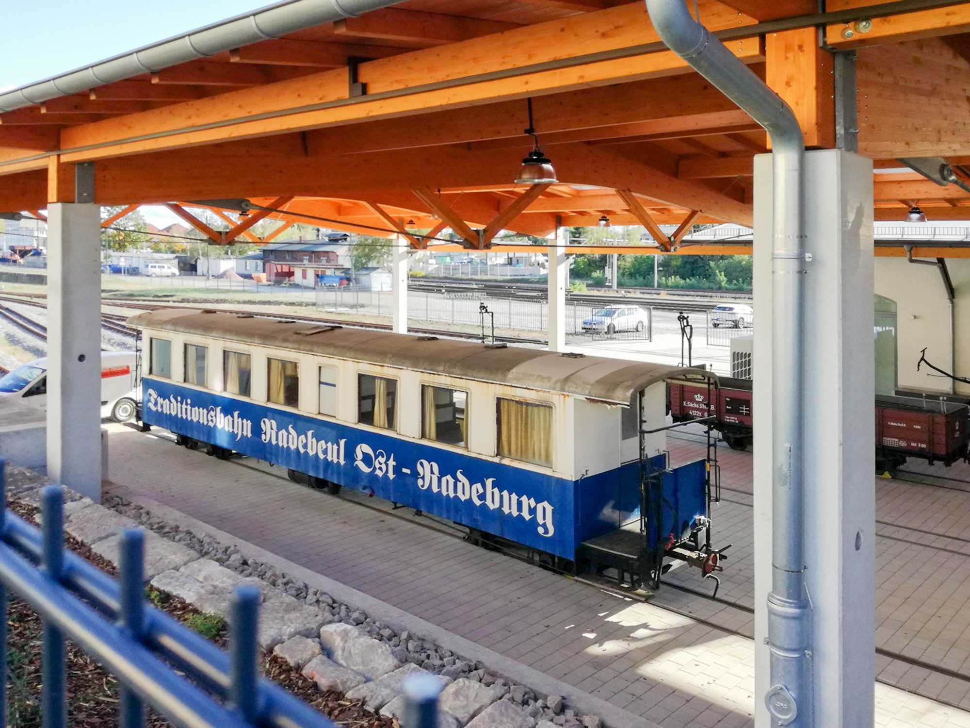 In den nächsten Jahren möchte sich die Stiftung Sächsische Schmalspurbahnen u. a. dem ehemaligen Clubwagen der Traditionsbahn Radebeul annehmen, der sich im Eigentum des Verkehrsmuseums Dresden (VMD) befindet. Seit 2019 ist der 970-459 an die Stiftung verliehen.