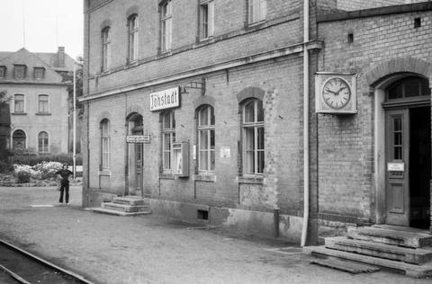 Bei seinem Besuch der Strecke Wolkenstein – Jöhstadt fotografierte der Leipziger Eisenbahner Bernd Arnold im Jahr 1968 auch das Empfangsgebäude in Jöhstadt. Zwischen den beiden rechten Erdgeschossfenstern ist die Höhenmarke zu erahnen. Wer besitzt davon detailreichere Aufnahmen?