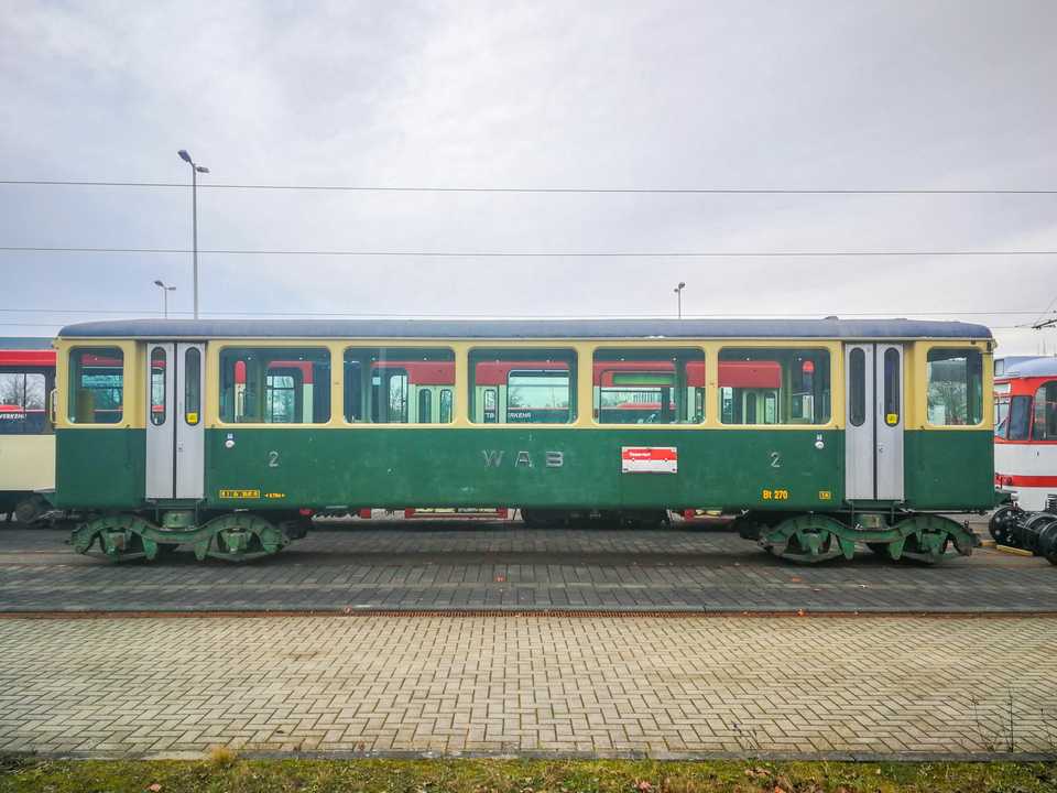 Seit Dezember 2020 steht der einstige Wengernalpbahnwagen Nr. 270 im Cottbuser Straßenbahndepot zu seiner Umspurung auf 600 mm bereit.