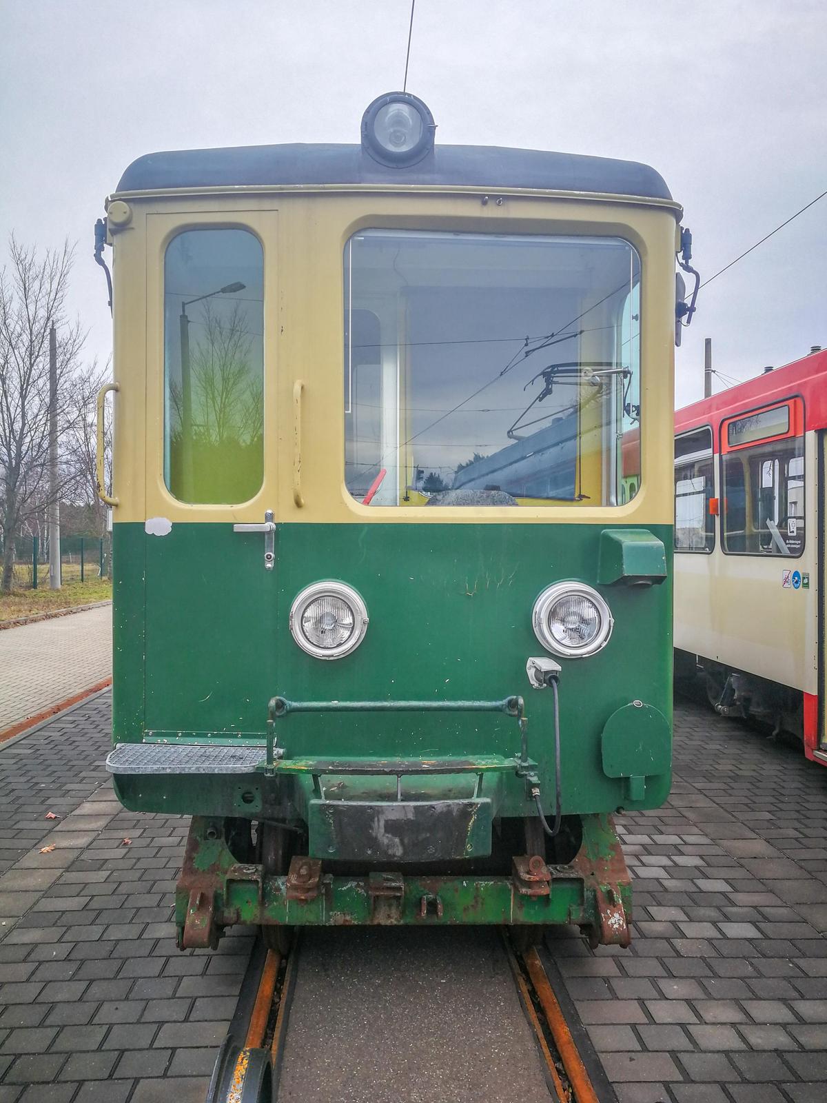 Der Wengernalpbahnwagen Nr. 270 von vorn.