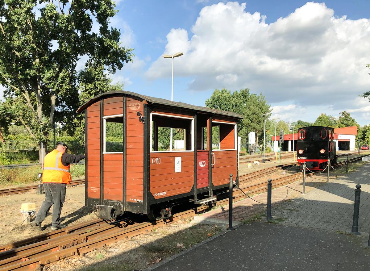 Der zum Personenwagen umgebaute Güterwagen K-110 aus Białośliwie in Cottbus; baugleiche Wagen gab es bis 1945 bei der Anklamer A.L.K.B.