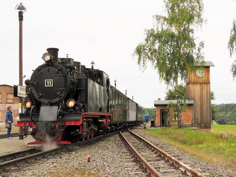 Seit 24. September 2021 ist er komplett: Der „MANSFELD-Zug“ des Bergwerksbahnvereins aus Benndorf. Er besteht aus Lok 11 und vier originalen Personenwagen dieser 750-mm-Bahn, hier am 25. September 2021 in Hettstedt Kupferkammerhütte.