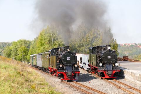 Vor der Ausfahrt aus dem Bahnhof Hettstedt Kupferkammerhütte lichtete Frank Esche am 26. September 2021 den MANSFELD-Zug mit Lok 11 sowie einen Güterzug der Bergwerksbahn mit Lok 10 ab.