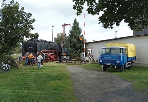 Am 12. September 2021 nahm in Wülknitz dieser Lkw aus DDR-Zeiten neben der im Eigentum des VSE befindlichen Dampflokomotive 44 351 Aufstellung.