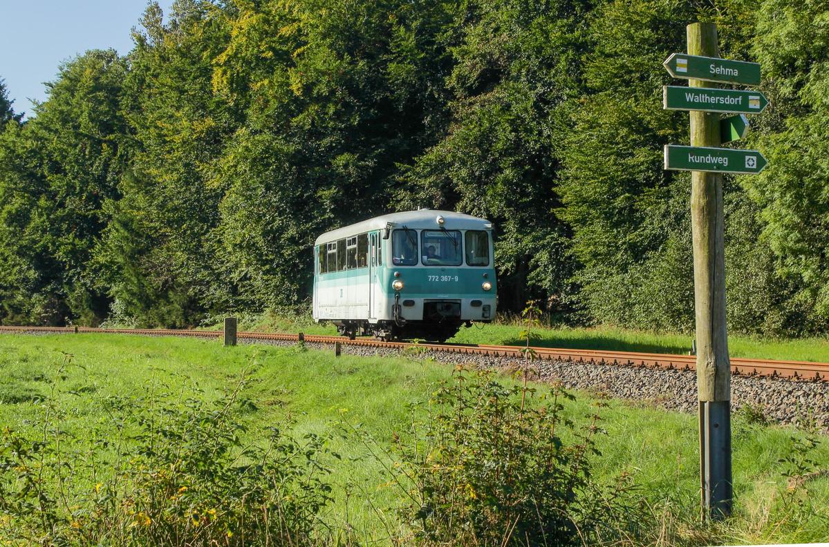 Für die Firma Bahnreisen Sutter fuhr am 14. September der LVT 772 367-9 von Annaberg-Buchholz nach Schwarzenberg. Auf Wunsch des Bestellers fanden unterwegs mehrere Fotohalte statt, die natürlich auch der Reiseleiter Axel Schlenkrich nutzte, hier am Streckenkilometer 4,5 der BSg-Linie bei Walthersdorf.