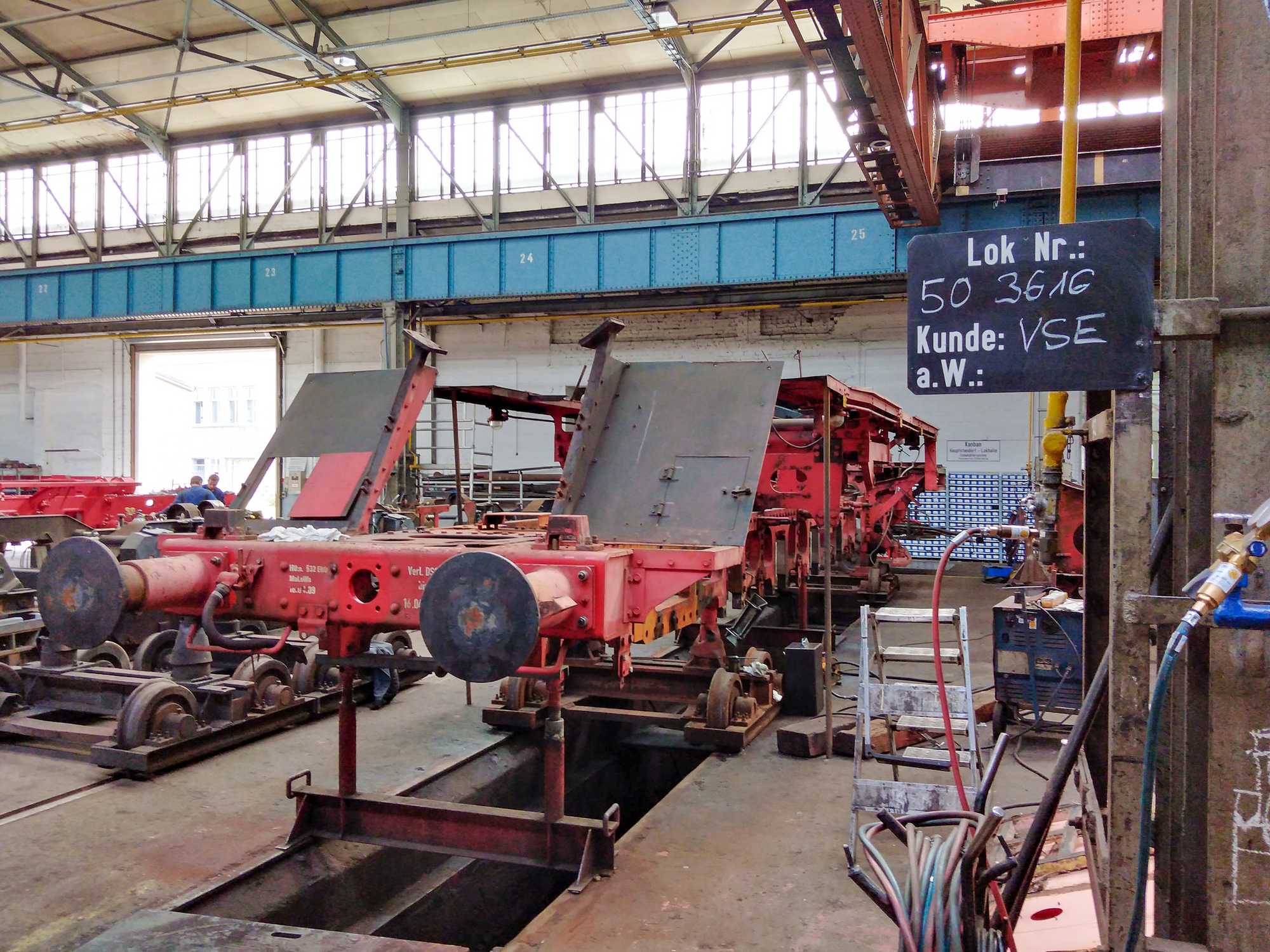 Der Rahmen der Dampflok 50 3616-5 befindet sich im DLW Meiningen in der großen Werkstatthalle, der Rauchkammerträger ist aktuell noch ausgebaut.