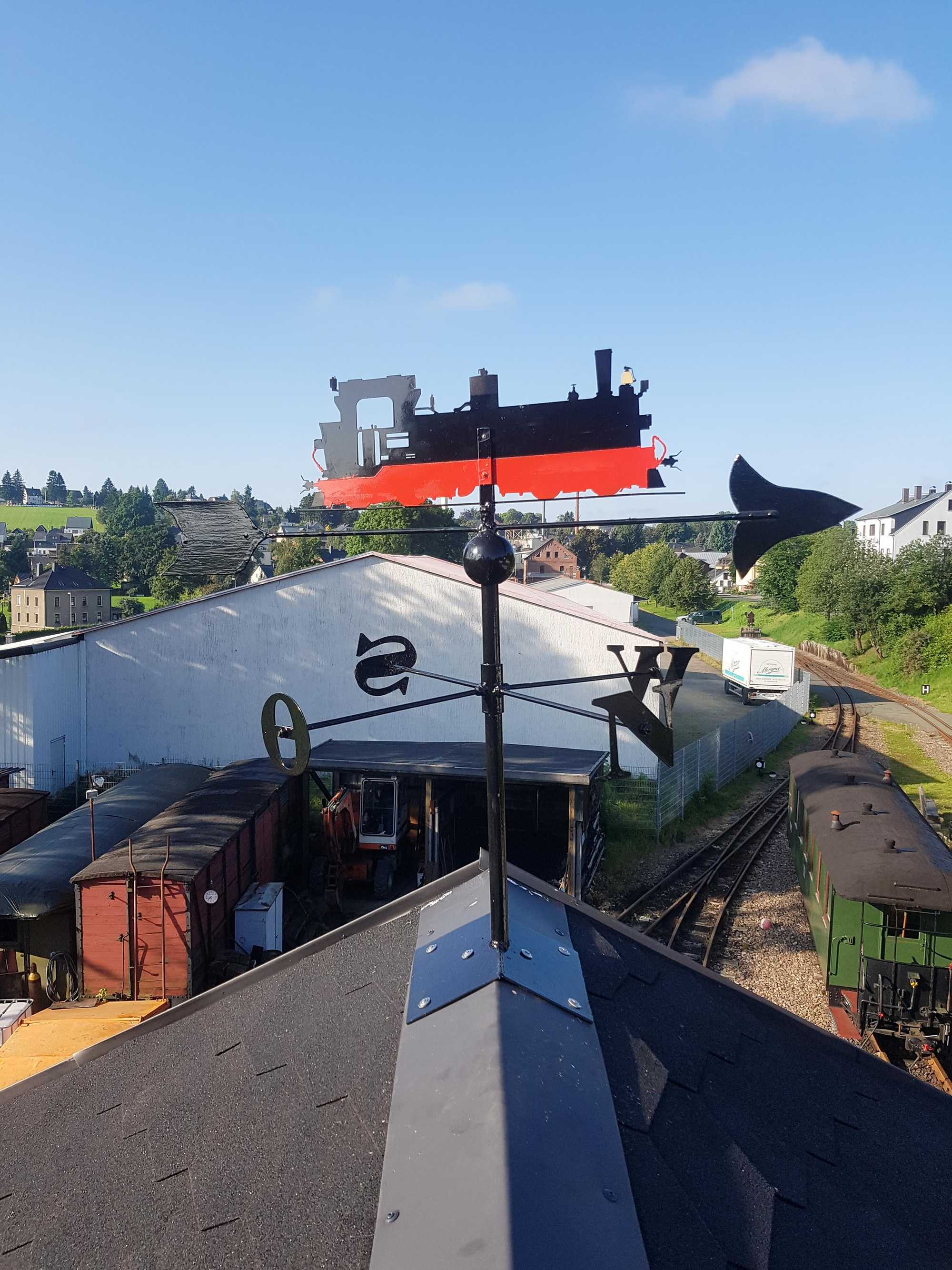 In Schönheide zeigt auf dem Dach des Lokschuppens seit August 2021 dieser Wetterhahn in Form einer IV K die Windrichtung an.