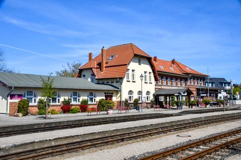 Den Bahnhof Ostseebad Kühlungsborn West zeichnete die „Allianz pro Schiene“ im September 2021 bei der Kür des schönsten Bahnhofes mit einem Sonderpreis für seinen besonderen touristischen Reiz aus.