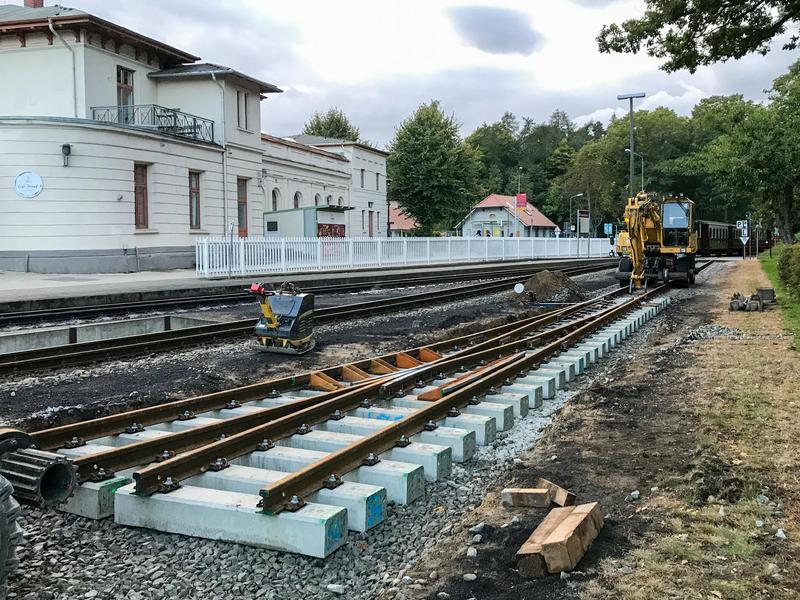 Im Bahnhof Bad Doberan kommen bei der Gleissanierung neue Weichen mit Betonschwellen zum Einbau, hier eine Aufnahme vom 30. September 2021. Die abgefahrenen alten Weichen werden bei Museumsbahnen mit deutlich weniger Betrieb weitergenutzt.