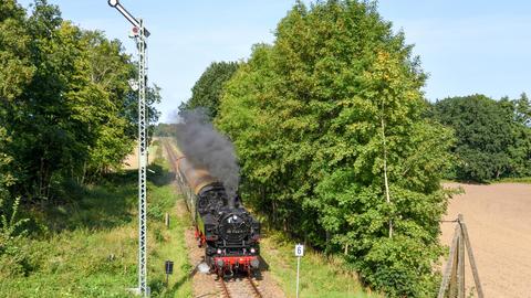 Am 5. September 2021 passierte die Dampflok 86 1744-1 im Rahmen des „Historischen Fahrzeugeinsatzes“ mit dem regulären Personenzug nach Lauterbach aus Bergen kommend das Einfahrsignal A des Bahnhofes Putbus.
