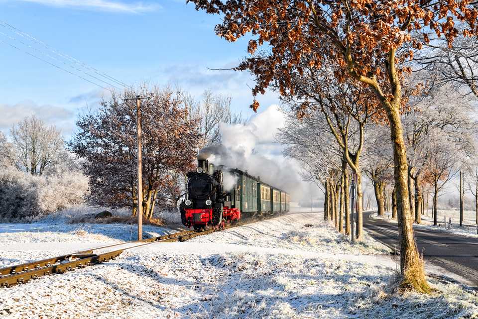 Mit dem ersten Zug des Tages nach Putbus war die Vulcan-Dampflok 53 Mh (99 4633) am 21. Dezember 2021 bei Posewald unterwegs.