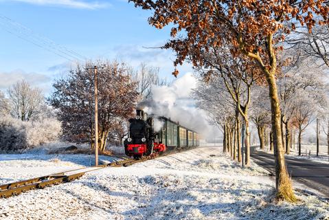 Mit dem ersten Zug des Tages nach Putbus war die Vulcan-Dampflok 53 Mh (99 4633) am 21. Dezember 2021 bei Posewald unterwegs.