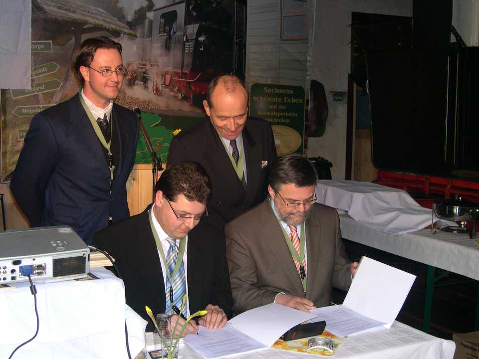 Im Schönheider Lokschuppen unterzeichneten Dr. Andreas Winkler (Vorsitzender) und Bodo Finger (Stellv. Vorsitzender) für den VSSB e.V. und Gerald Seifert (Stellv. Vorsitzender) und Torsten Hahn (Vorstand Fahrzeuge) für die IG Preßnitztalbahn e.V. am 2. April 2009 den Vertrag über die Einstellung der I K Nr.54.