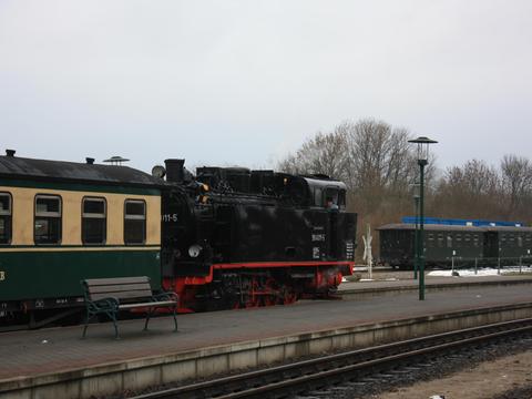 Die ehemalige Mansfeldlok 7, jetzt 99 4011-5, wartet in Putbus auf die Abfahrt des Zuges nach Göhren.