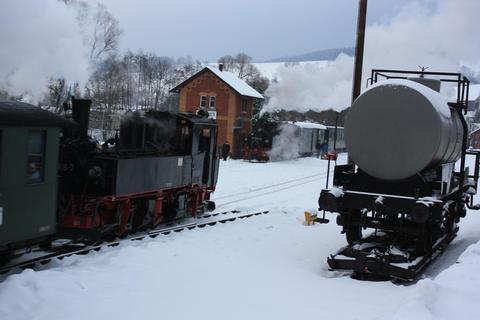 Zugkreuzung von Sonderzug und Planzug am 14. Februar in Steinbach.