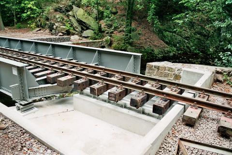 Trägerersatzsystem der neuen Widerlager der Stahlbrücken mit offener Fahrbahn.