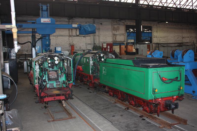 Die beiden Dresdner Lokomotiven warten im Bereich der Kesselschweißanlage im Dampflokwerk Meiningen auf die Ausführung der notwendigen Arbeiten.