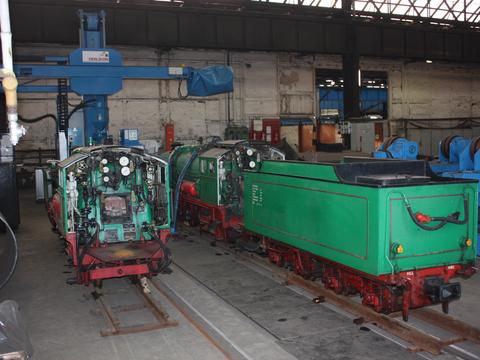 Die beiden Dresdner Lokomotiven warten im Bereich der Kesselschweißanlage im Dampflokwerk Meiningen auf die Ausführung der notwendigen Arbeiten.