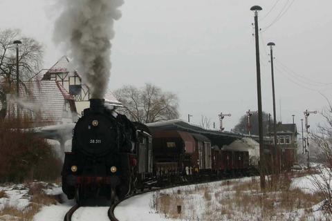 Ende Februar fuhr 58 311 mit Fotogüterzügen durch den Thüringer Wald. Roland Engel erwischte den Zug hier in Wernshausen.