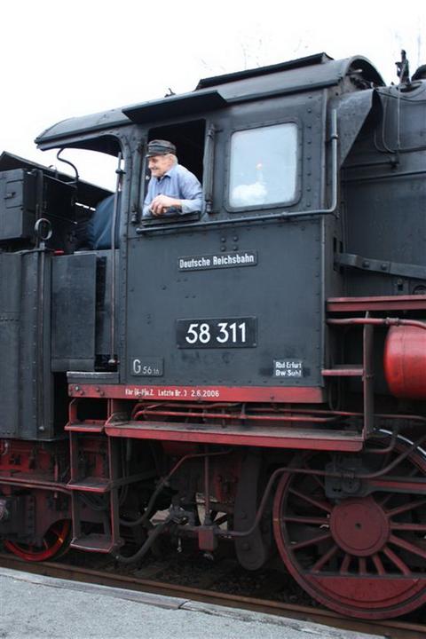 Am Bahnsteig im Bw: Fredo Brödner, Dampflokurgestein vom Bw Aue, fuhr schon auf der legendären 84er und kümmerte sich auch bis zu seinem Ausscheiden bei der Bahn um die uns allen bekannte 86 1001.