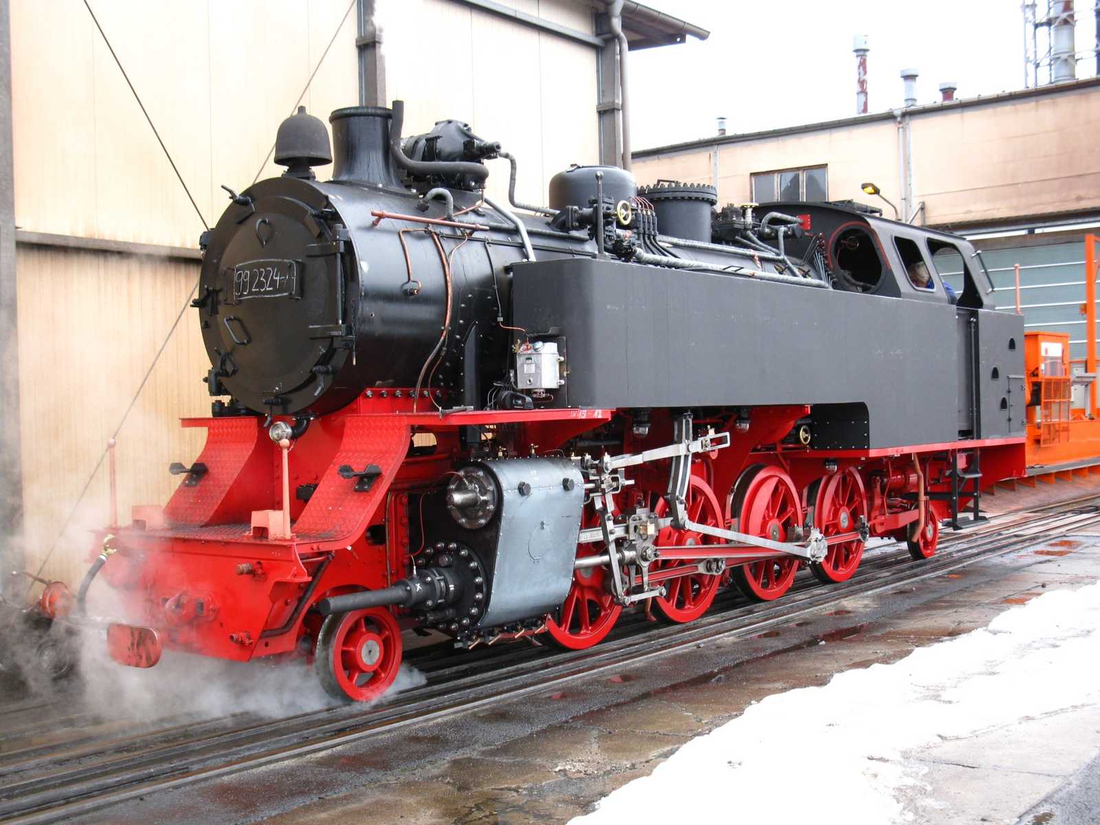 Am 15.1.2009 absolvierte die Nachbaulok 99 2324-4 ihre erste Probefahrt im Dampflokwerk Meiningen .