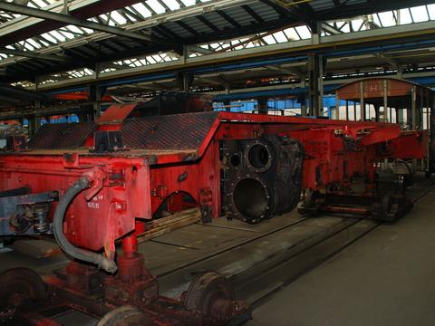 Der Rahmen von 99 4802-7 wartet in der Lokhalle des Dampflokwerkes Meiningen auf die weitere Bearbeitung.