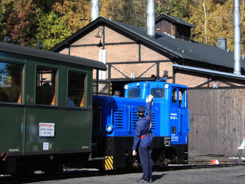 Einsatz von 199 008-4 vor den Museumszügen im Herbstdampfbetrieb.