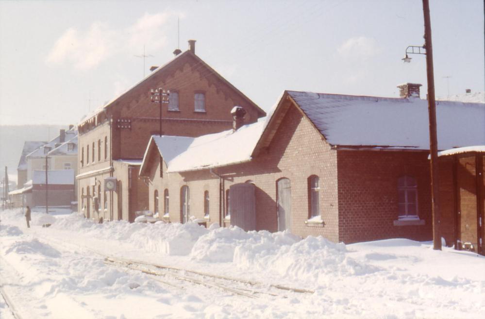 Im Winter waren Schneeberge vor dem Bahnhofsgebäude keine Seltenheit. Für die Fahrgäste wurden kleine Gassen freigehalten.