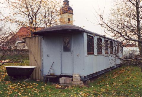 Ein Bild von Anfang der 1990er Jahre, als der Wagenkasten noch etwas besser aussah und als Bienenstockdomizil genutzt wurde.