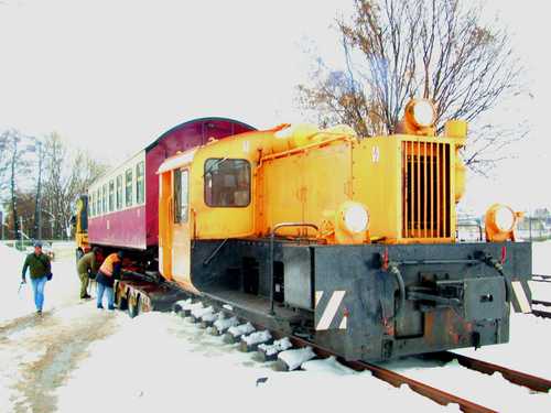 Verladung eines Schmalspurbahn-Reisezugwagens der HSB über die neue Rampe mit Unterstützung der Diesellok 199 011-8.
