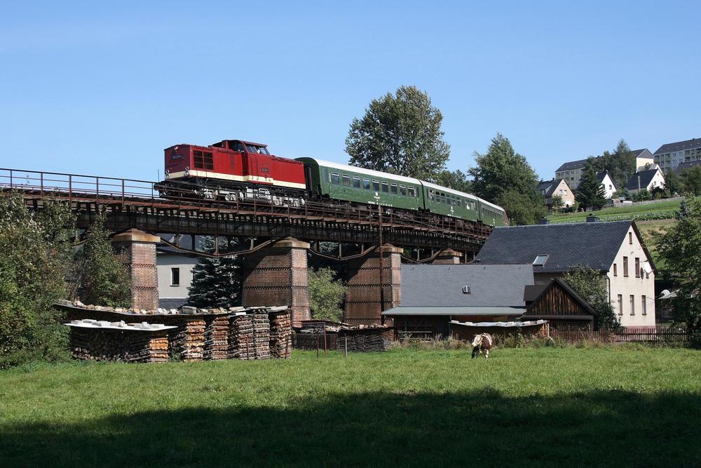 112 331 war am 13. September mit DPE 84553 in Markersbach auf dem kleinen Viadukt unterwegs.