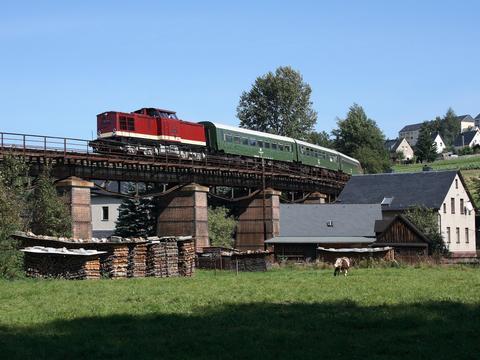 112 331 war am 13. September mit DPE 84553 in Markersbach auf dem kleinen Viadukt unterwegs.