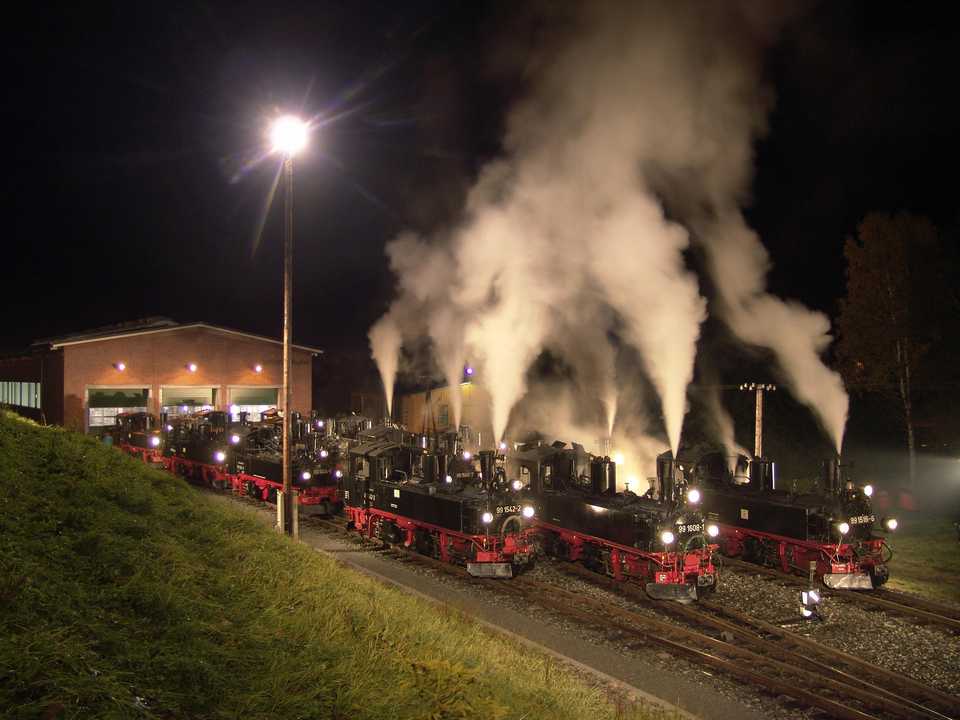 13 IV K vor der Ausstellungs- und Fahrzeughalle der Preßnitztalbahn, davon sechs unter Dampf, wie am 4. Oktober, wird es so schnell nicht wieder zu sehen geben.