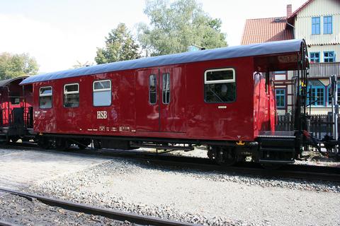 Der Wagen mit der neuen Betriebsnummer 902-307 wurde in den zurückliegenden Monaten aus dem früheren HSB-Personenwagen 900-451 umgebaut.