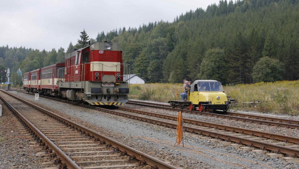Der Schienentrabi und traf in Johanngeorgenstadt auf die in einer Zugpause abgestellte CD-Garnitur mit 742 343 sowie landestypischen Beiwagen.