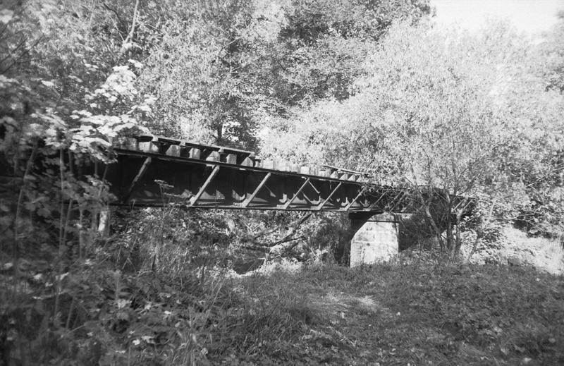Die Brücke am Km 3,977, Ausfahrt Streckewalde blieb vom Abbruch mit Hubschrauber verschont, da an ihr eine 10 kV-Kabel für den VEB Paka Streckewalde angebracht war.