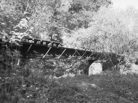 Die Brücke am Km 3,977, Ausfahrt Streckewalde blieb vom Abbruch mit Hubschrauber verschont, da an ihr eine 10 kV-Kabel für den VEB Paka Streckewalde angebracht war.