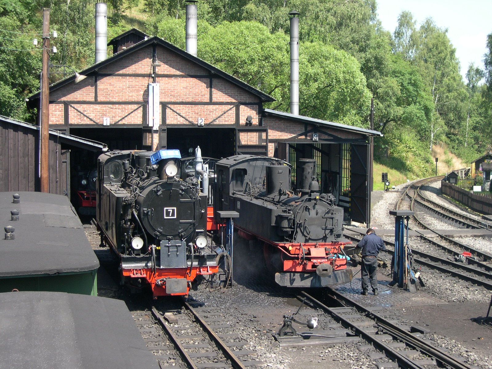Am 26. Juli präsentieren sich die beiden Gäste, Lok 7 (ex. Mansfelder Bergwerksbahn) bereits gereinigt und IV K 99 584, an der gerade die erste Grundreinigung nach ihrer Ankunft in Jöhstadt ausgeführt wird, vor dem Lokschuppen der Museumsbahn.
