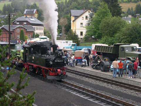 Das „7. Jöhstädter Oldtimerfest“ 2008 war das erste in unmittelbarer Nachbarschaft zur Museumsbahn auf der Ladestraße in Steinbach.