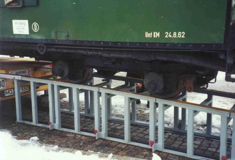 Basierend auf der Konstruktion der Chemnitzer Hörmann-Ingenieure entstand das mobile Rampensystem für die 750-mm-Schmalspurbahnen, hier bei seiner Ersterprobung am 3.3.1999 bei der Preßnitztalbahn.