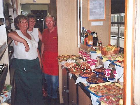 Das Serviceteam (Martina Blechschmidt und Karin Gerd Welkerling) war wieder auf viele hungrige und durstige Fahrgäste bestens vorbereitet.
