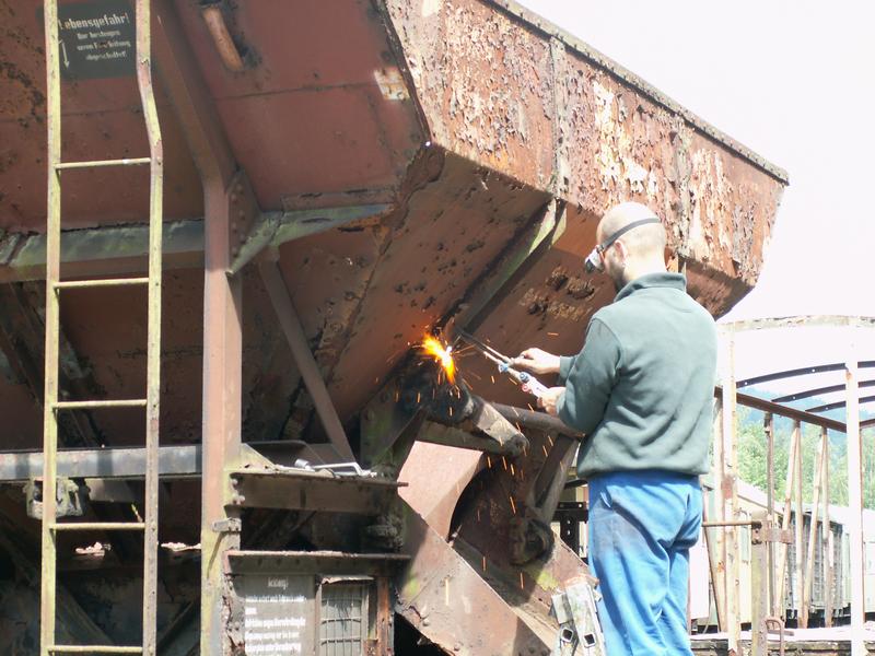 Schweißarbeiten am Talbot-Selbstentladewagen am 14. Juni 2008.